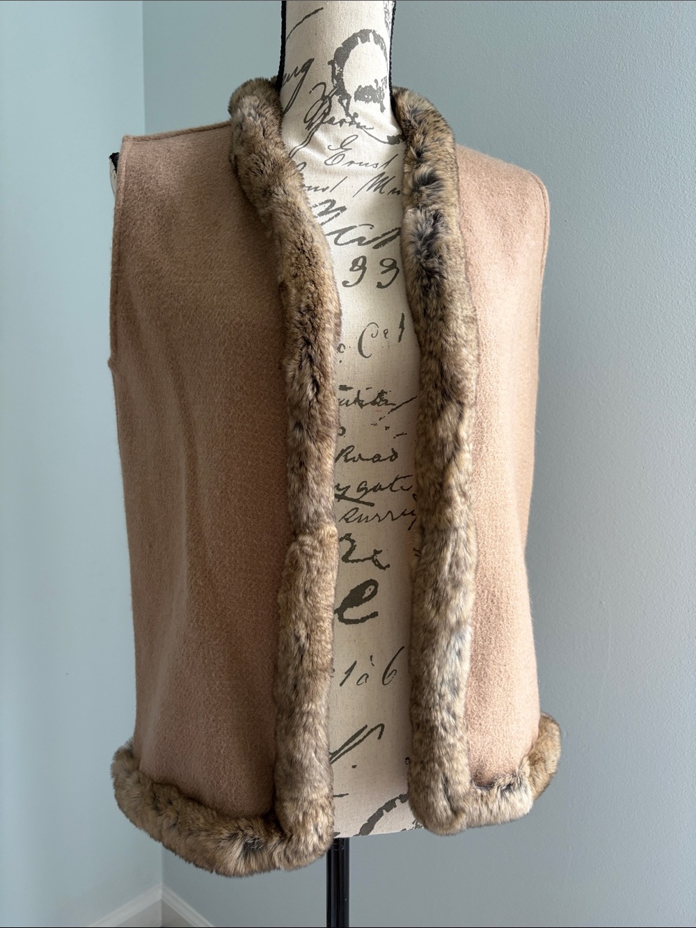 J. McLaughlin Cashmere with Authentic Rabbit Fur Trim Beige Vest sz.medium